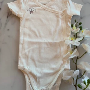 Ny body strl 62 vit  - Helt ny body storlek 62. Kommer från ett 3-pack så ingen förpackning eller lapp kvar men är oanvänd. 
