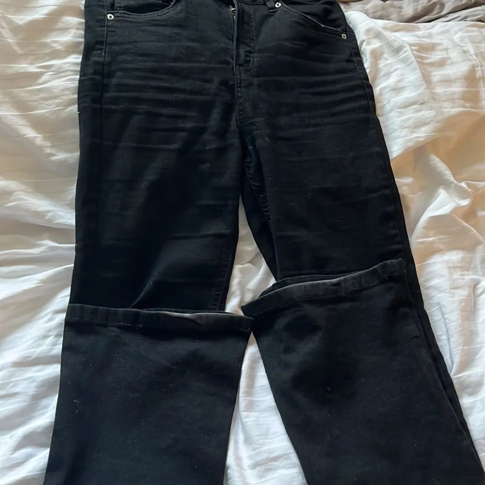 Tajta flear jeans änvänd 4-5 gånger lite slitet längst ner på benet. Jeans & Byxor.