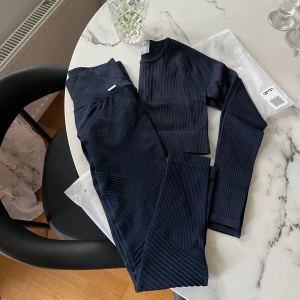 Aim’n  - Fick det här navy settet i julklapp men har aldrig använts då jag inte tränar eller gärna går runt i tajts! Både topp och tights är i Strl S och sälj enbart som sett. Mitt pris 700 kr + frakt