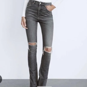 Gråa jenas med slits - Gråa jeans med hål och slits, väldigt fin passform!! Lite slitning nere vid fötterna men skitsnygga