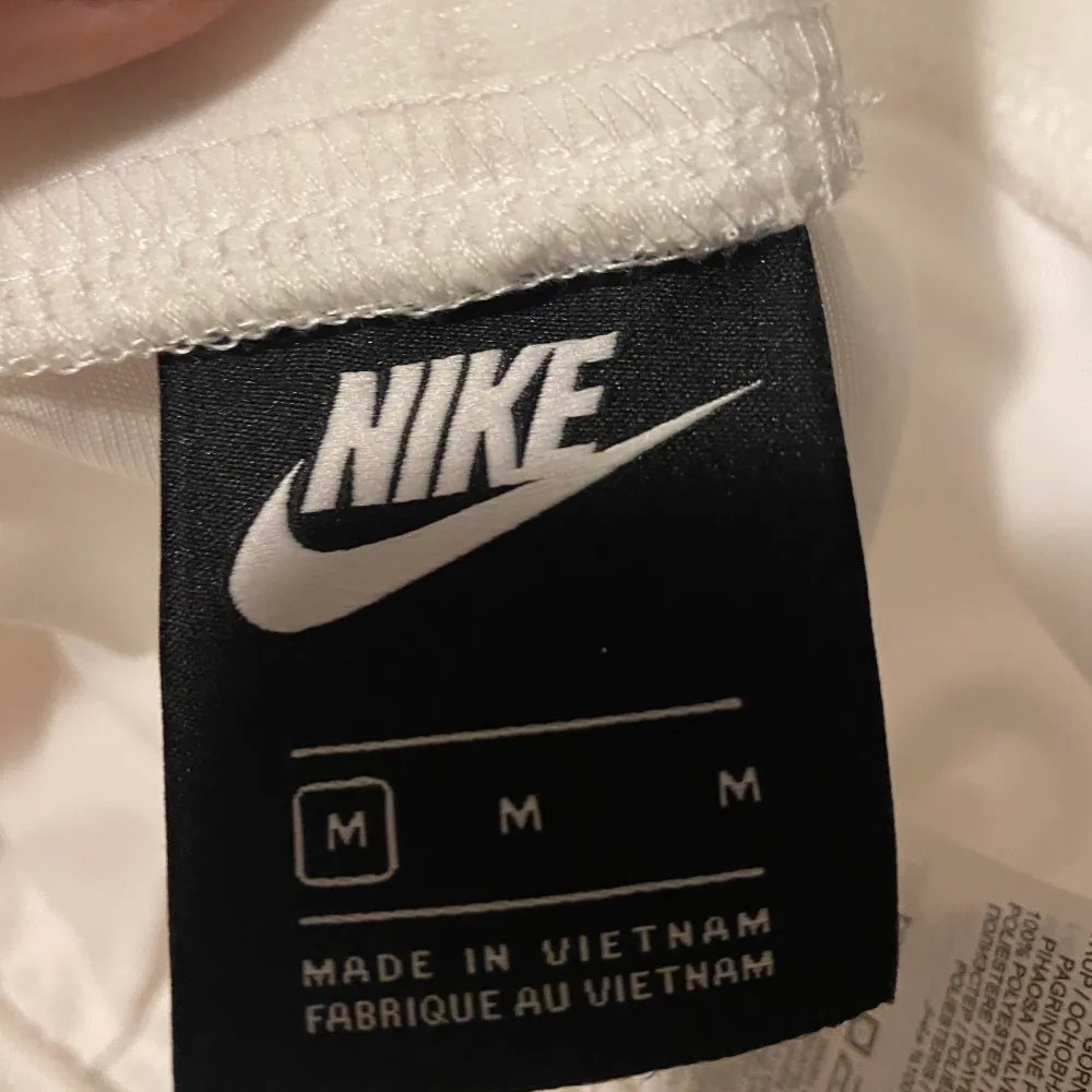 Träningsbyxor från Nike i glansigt material.  Nya, bara testade.  Storlek M. Jeans & Byxor.