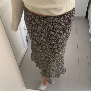 Blommig kjol  - Så fin kjol köpt second hand🤗 Har en liten defekt som ni ser på bild 3 men inget som märks🤩Aldrig använd🌟