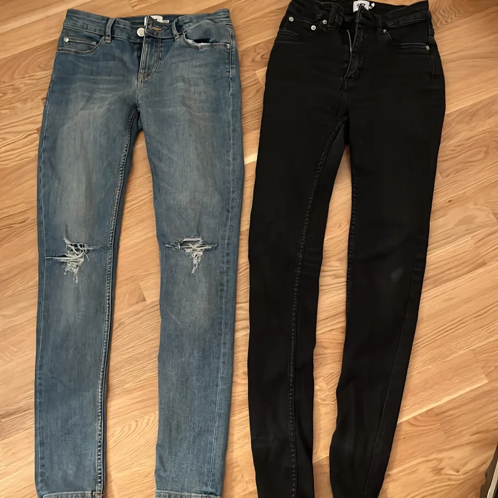 2 jeans som inte kommer till användning längre Svarta vanliga och mörkblåa med hål.. Jeans & Byxor.