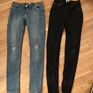 Stlk S - 2 jeans som inte kommer till användning längre Svarta vanliga och mörkblåa med hål.