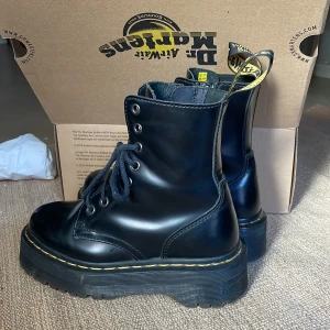 Dr. Martens - Säljer ett par kängor från Dr.Martens, de är väldigt sparsamt använda och är i bra skick. Dessa har mer platå en de orginala dr.martens kängorna. Nypris ca 2400kr, kvitto finns❤️