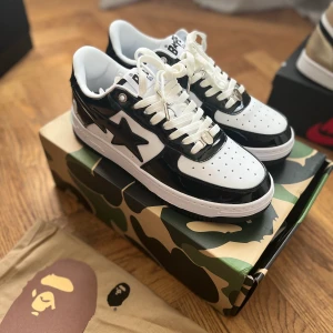 bapestas - tvärfeta skor. Box, dustbag och svarta skosnören medföljer. Pris kan diskuteras. 