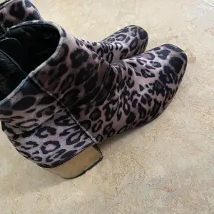 Mina vackra tigerprints boots som skulle passa bra till kjol eller byxor och den kan bäras på vintern. den är i bra skick och den har använts ett par gånger. Jag säljer den för att de inte passade mig.