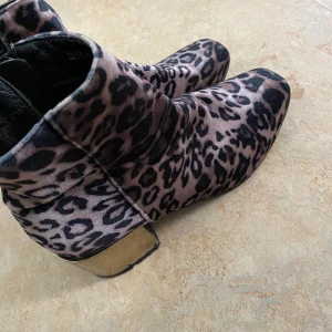 Leopard Print Vinter kvinnor Stövlar - Mina vackra tigerprints boots som skulle passa bra till kjol eller byxor och den kan bäras på vintern. den är i bra skick och den har använts ett par gånger. Jag säljer den för att de inte passade mig.