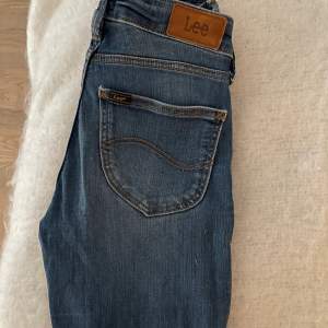 Bootcut jeans från Lee i storlek xxs  Säljer billigt pga för små