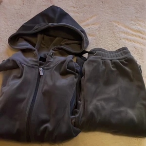 Mjukis sett - ❌BYXORNA FINNS EJ KVAR❌ Säljer detta gråa settet från Gina Tricot som liknar juicy Couture. Använt det några fåtal gånger så dem är i jätte bra skick! Banden på tröjan är borta. Byxorna är i storlek xxs och tröjan i xs! Skriv vid intresse