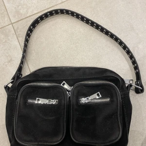 Noella väska  - Säljer noella väska mellan 500-600kr! TRYCK INTE PÅ KÖP NU❌