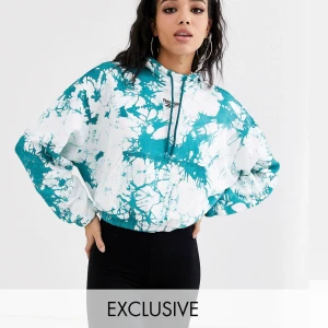 Exklusiv Reebok huvtröja - Säljer denna limiterade batikmönstrade huvtröjan från Reebok, finns somsagt inte att köpa längre då den var exklusiv upplaga! Köpt för 617kr