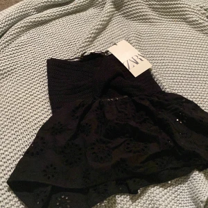 Stickad topp - Stickad off the shoulder svart topp från zara, helt oanvänd med etikett kvar. Är för liten så kommer inte att kunna använda. 