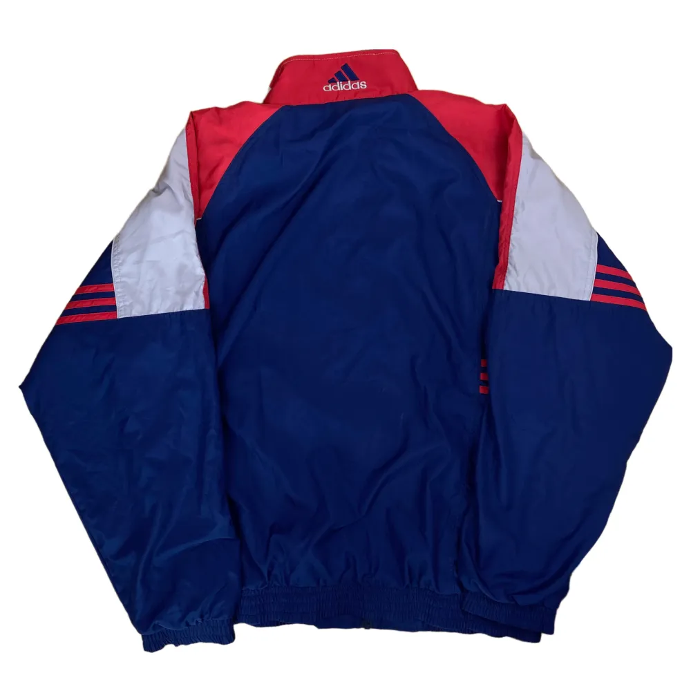 Vintage Adidas Trackjacket i storlek XL. I blå, röd och grå färg. Den är i bra skick utan några defekter.. Jackor.