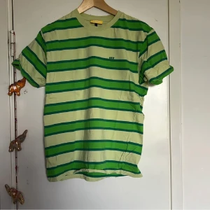 Carlings tisha - Jättefin grön tröja köpt på carlings, sparsamt använd och utan defekter, perfekt för den med lite skater-street stil <3 pris kan diskuteras och kolla gärna mina andra annonser