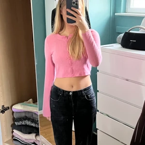 Rosa topp med knappar - Så söt rosa topp med knappar! Skriv för frågor, fler bilder eller vid intresse! Checka in restan av profilen för jag rensar garderoben💕💕