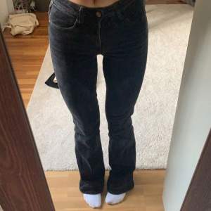 Mid waist bootcut jeans från zara!  Lite slitna längst ned men annars i väldigt bra skick💕 