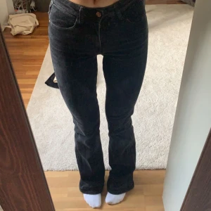 Mid Rise bootcut jeans  - Mid waist bootcut jeans från zara!  Lite slitna längst ned men annars i väldigt bra skick💕 