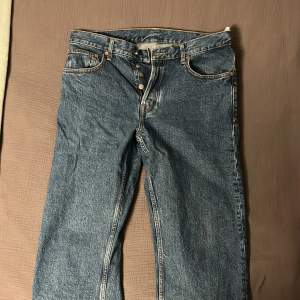 Dr. Denim jeans i storleken 31/32. Nästan helt nya, har mest legat och tagit plats i garderoben Nypris: 599 kr Frakt ingår