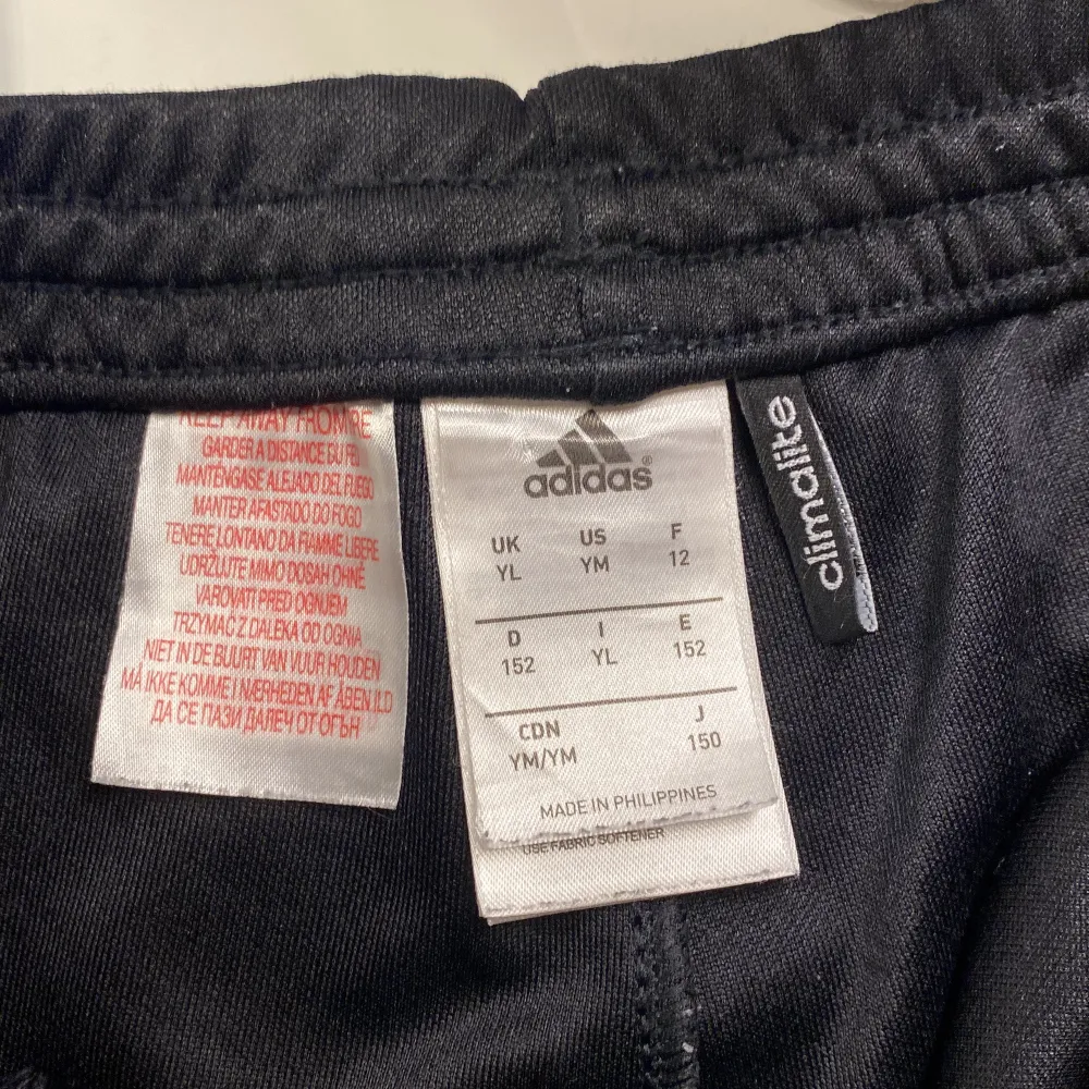 Svarta Adidasbyxor. Kolla lappen för storleken (bild 3). Kan mötas upp eller frakta.. Jeans & Byxor.