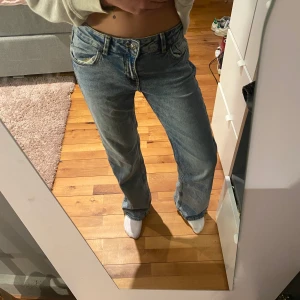 Jeans - Snygga Low waist jeans (straight) från divided. Passar bra på mig i längden som är 175💕
