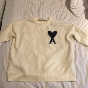 Ami stickad tröja - Stickad tröja från AMI i storlek m. Tröjan är i nyskick 10/10. Inklusive frakt