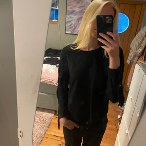 Tröja - Fin svart tröja med fransar vid armarna!💕