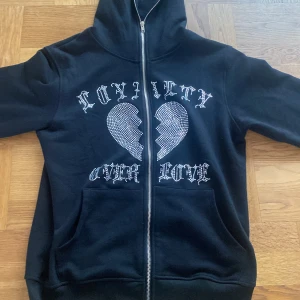 Trotherz Rhinestone Hoodie - En Rhinestone tröja som aldrig är använd och helt ny. Säljer för jag den inte passar. 10/10 skick. Inga skador. Pris kan diskuteras.