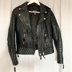 Skinnjacka Boda skins  - Säljer min måttligt använda skinnjacka p.g.a att den tyvärr inte längre passar. 🖤 Strl. 36.                     Inga skavanker, fint skick och varsamt använd.          Nypris ca 5 000kr