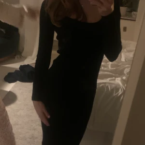 Tajt klänning - Säljer denna fina klänningen från HM som jag köpte i London i somras. Den är jättefin men den passade inte riktigt på mig (det är min kompis på bilden). Perfekt till hösten. Aldrig använt Pris kan diskuteras🖤🖤🖤🖤