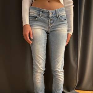 blåa lågmidjade jeans från Vero moda i strl 28 längd 34! säljer för 70kr+frakt💓