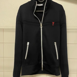 AMI PARIS Zipped Sweatshirt With High Collar - Bra skick och form, Storlek Small, unisex, blå färg. Perfekt för att klä upp sig till. Passade mig vid längden 172cm  Nypris var 2499kr 