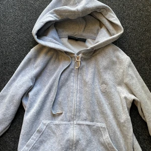 Juicy couture - Set i grå juicy couture. I nyskick , inte sönder någonstans . Saknar en metall plup . 