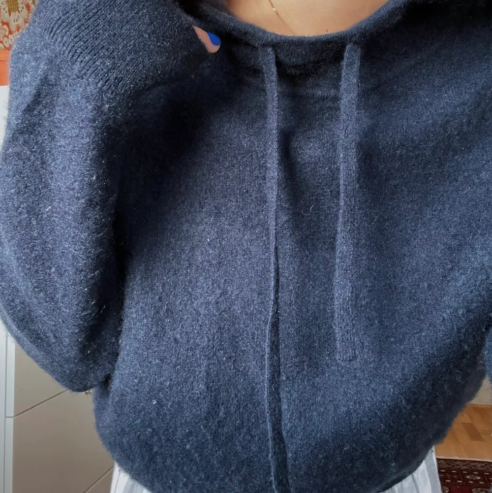 Superfin ”hoodie” i kashmir från Filippa K. Den är väldigt mörkt blå, supermjuk, varm och i jättebra skick! Använd endast ett par gånger. Hör av dig vid intresse❤️‍🔥. Tröjor & Koftor.