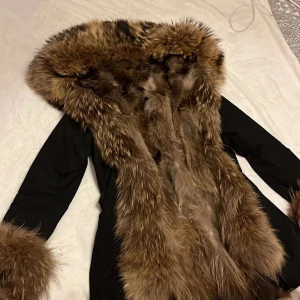 Fatima parka - Pälsjacka köpt på Garoff för 7000kr  Äkta päls igenom hela jackan, även inuti. Pälsen är mycket fyllig och fin. Även super varm.  Sparsamt använd i en vinter… dock inte ofta.  Storlek 34. Men den passar större och även mindre då den har justerbara band.  