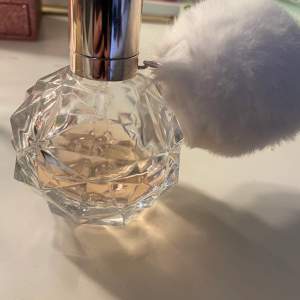 Ariana grande parfym 50 ml (halva flaskan kvar) till salu då jag inte använder längre. Otrolig doft som jag haft flera flaskor av och använt i flera år! ✨ köpt för 550 kr 