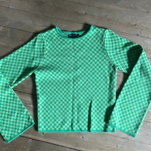 Rutig tröja  - Grön rutig tröja, endast använd 1 gång. Ärmarna har lite flare. Skriv för fler bilder. Köparen står för eventuell frakt. 🌸