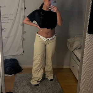 Beiga byxor - Säljer nu dessa då de va lite förlåta för mig 