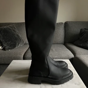 Zara Boots - Säljer dessa populära stövlar från Zara i storlek 36. Endast använda en gång!   Nypris 599:-, säljer för 300kr (frakt ingår)