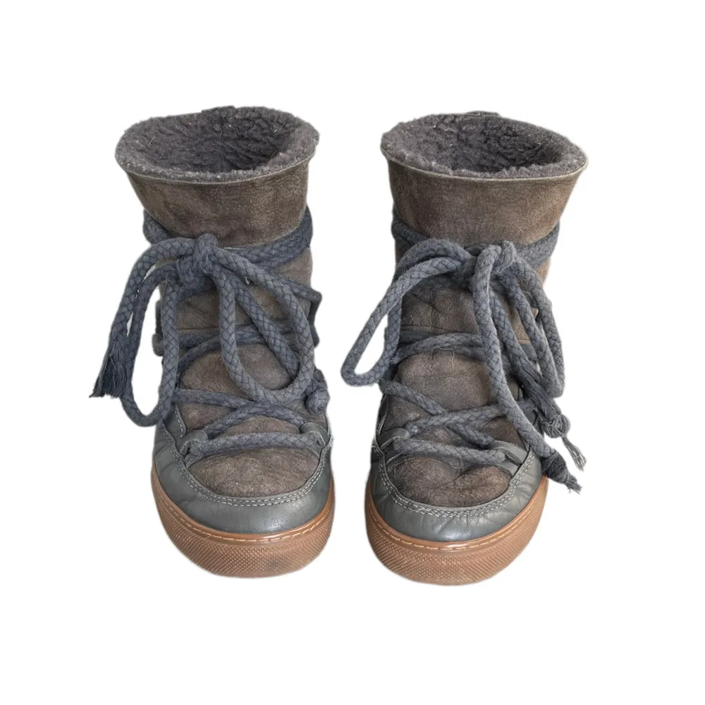 säljer dessa äkta grå/brun färgade inuikii boots. de är i bra skick och köpta på plick! Det är egna bilder! skriv för fler. Skor.