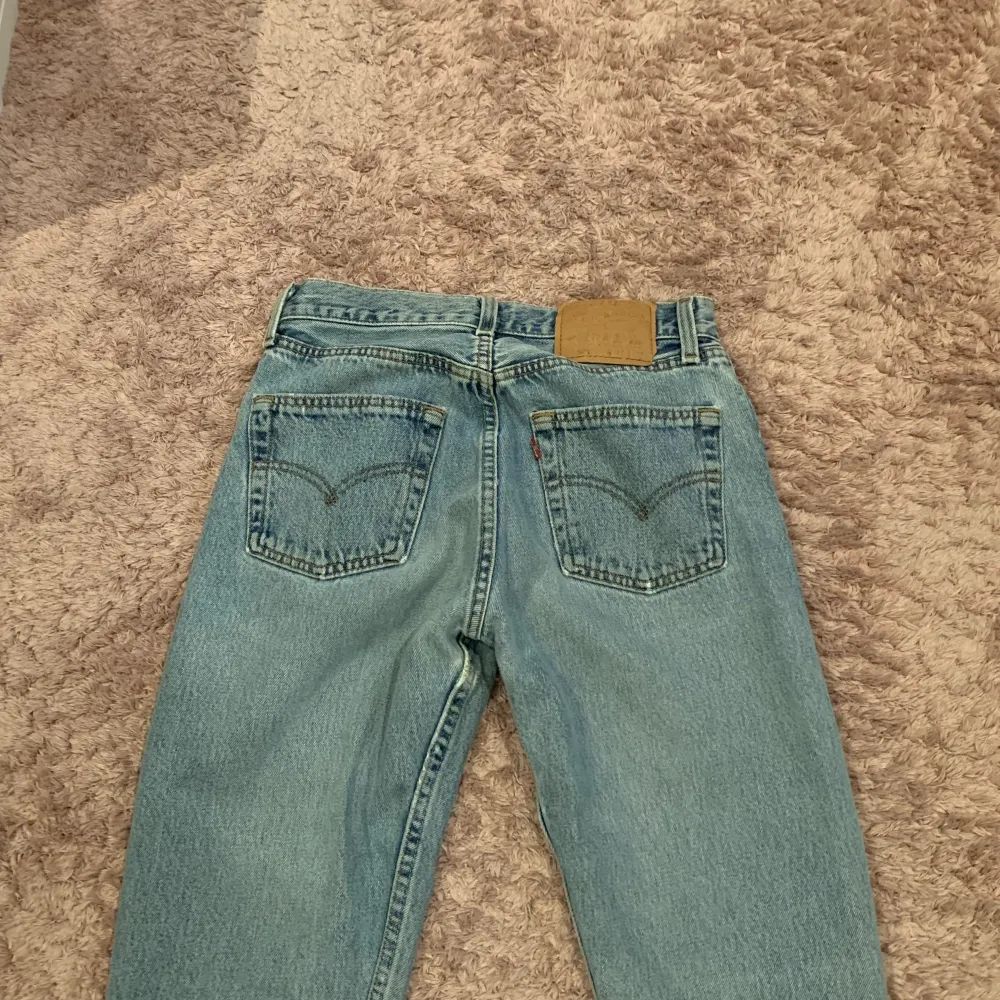 Blåa Vintage Levis jeans, midwaist. Sköna och hela. Säljs pga av att dom inte används så mycket längre tyvärr. Midjemått: ca 72 cm (runt om) innerbensmått: ca 77cm 💞 Jag är 164 och dom sitter perfekt på mig 🫶 tryck på ”köp nu” eller föreslå ett pris!. Jeans & Byxor.