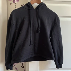 Jättefin svart hoodie  - Svart hoodie jättefin men för liten när vi köpte den. Använd 1-2 gånger 200kr ink frakt Ca 11 år storlek 146