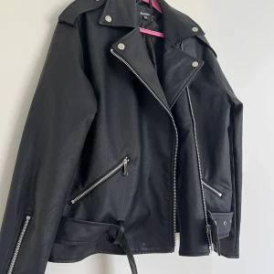 Skinnjacka  - Säljer min skinnjacka från missguided. Använd en gång i nån timme. Stl 36
