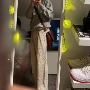 Beige chinos - Beiga chinos aktiga brallor kppta fepn second hmd butik. Märket är Mexx och de är stora i midjan men fungerar bra med skärp. Kontakta för frågor angående pris osv, köpare står för frakt via postnord :)