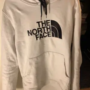 En hoodie från the north face i storlek s/m Bra skick Säljes för 300kr