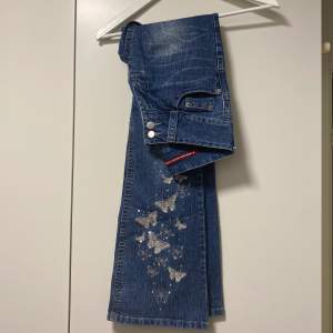 Coola vintage jeans från miss sixty! Broderade fjärilar på ena benet, lite lägre midja samt lätt utsvängda