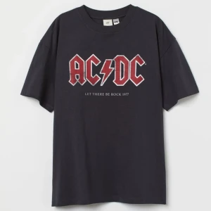 Oversized ACDC T-shirt - Säljer min oversized ac/dc tröja då den inte längre kommer till användning. Köpt på H&M för 150 kr. Fint material och väldigt skön att gå hemma i. Frakt tillkommer! Kom privat för fler bilder eller frågor❣️
