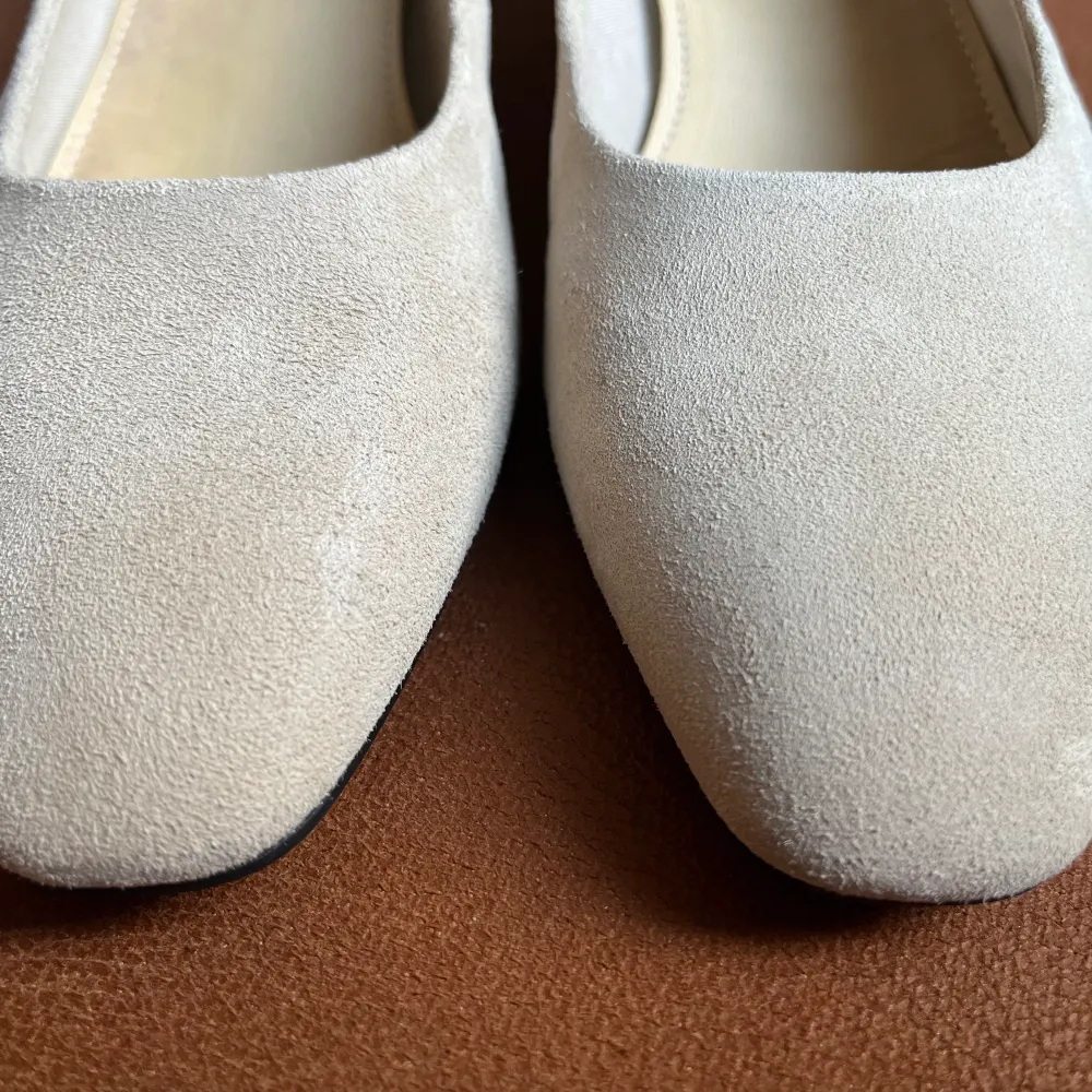 Säljer begagnade Vagabond skor, modell ”Joyce”, färg ”Off White”.   Innersulor ser använda ut, men yttre mockan är som ny, samt yttre sulor är också i perfekt skick.  . Skor.