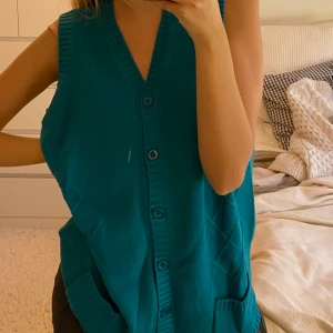 Stickad grön/blå väst! - Säljes då den inte kommer så mycket till användning! Bra skick! 