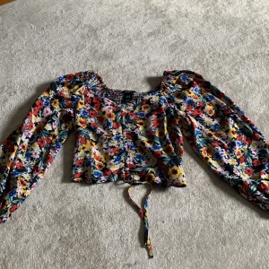 Topp - En jättesöt topp/blus från Lindex💜Endast använd några få gånger🧡